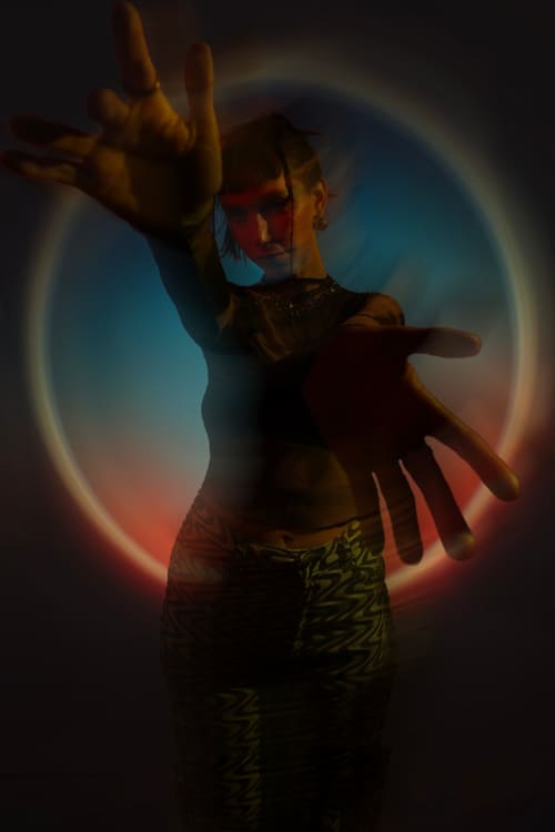 Mayra Cárdenas en movimiento dentro del halo de luz de la banda.